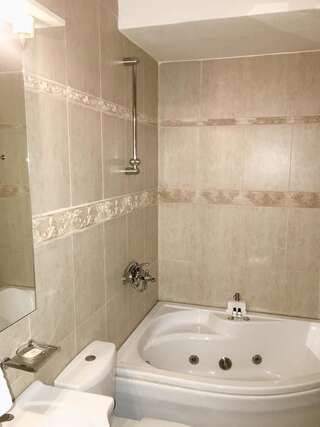 Отель Hotel Il Sole Беране Люкс с кроватью размера "king-size" и джакузи-1